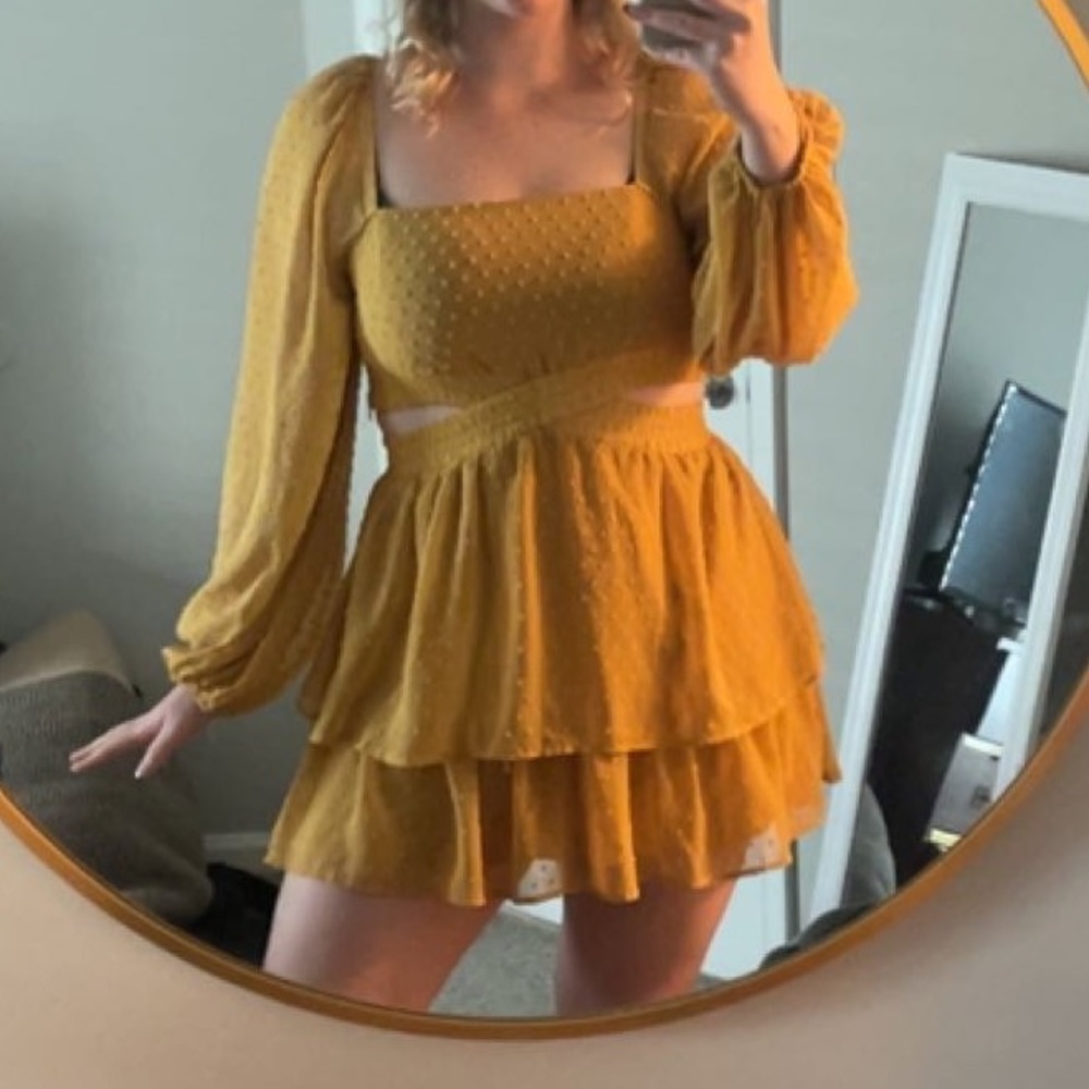 Yellow dress, short, open back, long sleeve